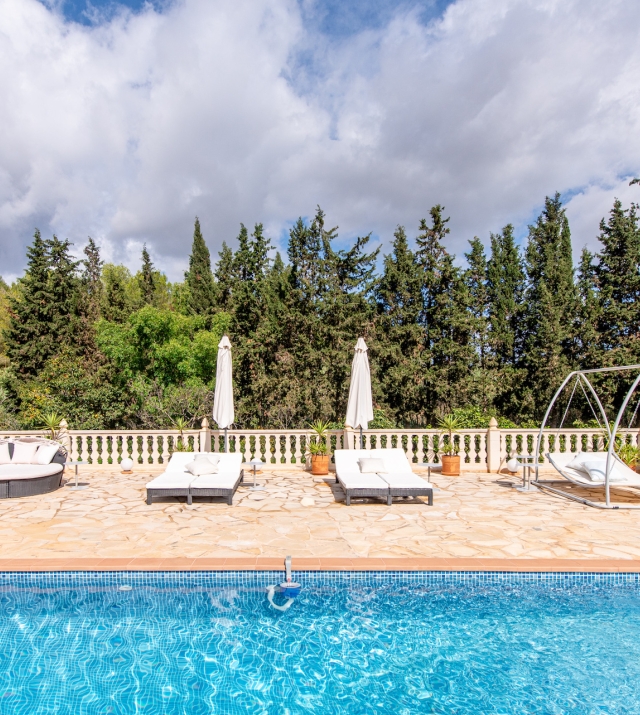 Resa Estates vastgoed te koop Ibiza Geraldine finca san lorenzo noorden pool area.jpg